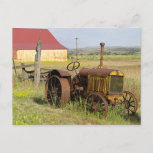 VS, Oregon, Shaniko. Roestige oude tractor in Briefkaart