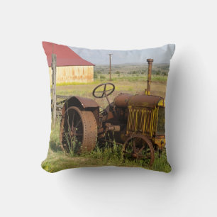 VS, Oregon, Shaniko. Roestige oude tractor in Kussen