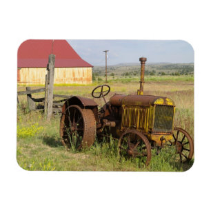 VS, Oregon, Shaniko. Roestige oude tractor in Magneet