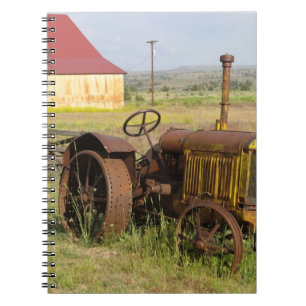 VS, Oregon, Shaniko. Roestige oude tractor in Notitieboek
