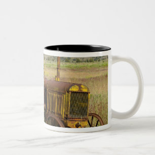 VS, Oregon, Shaniko. Roestige oude tractor in Tweekleurige Koffiemok