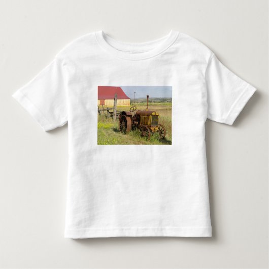 VS, Oregon, Shaniko. Rusty  tractor Kinder Shirts (Voorkant)