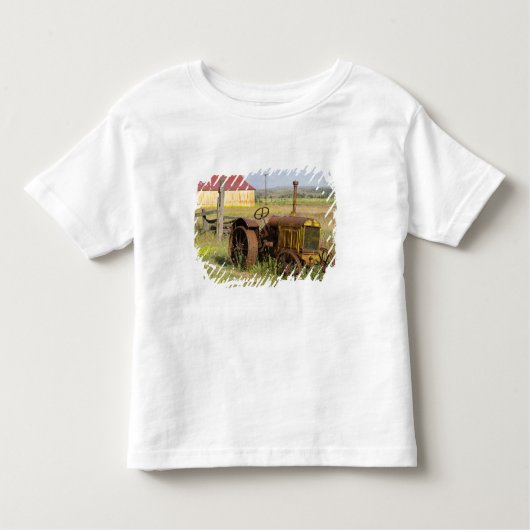 VS, Oregon, Shaniko. Rusty tractor Kinder Shirts (Voorkant)