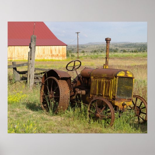 VS, Oregon, Shaniko. Rusty tractor Poster (Voorkant)