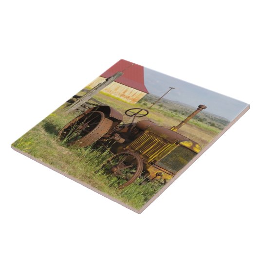 VS, Oregon, Shaniko. Rusty  tractor Tegeltje (Zijkant)