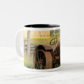 VS, Oregon, Shaniko. Rusty tractor Tweekleurige Koffiemok (Voorkant links)