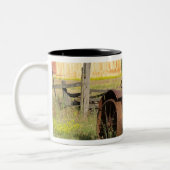 VS, Oregon, Shaniko. Rusty tractor Tweekleurige Koffiemok (Links)