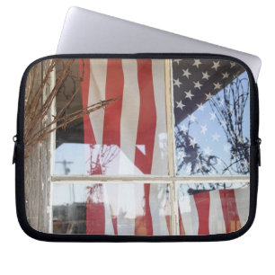 VS, Oregon, Shaniko. Vlag in raam naast Laptop Sleeve