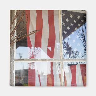 VS, Oregon, Shaniko. Vlag in raam naast Magneet