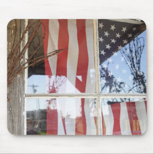 VS, Oregon, Shaniko. Vlag in raam naast Muismat