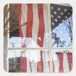 VS, Oregon, Shaniko. Vlag in raam naast Vierkante Sticker