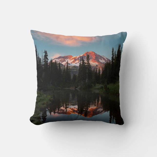 VS, staat Washington. Mt. Rainier weerspiegeld Kussen (Voorkant)