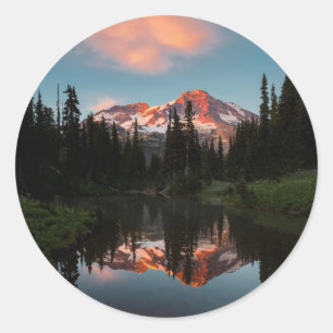 VS, staat Washington. Mt. Rainier weerspiegeld Ronde Sticker