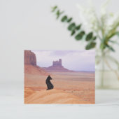VS, Utah, Monument Valley, Dog die op rots zit Briefkaart (Staand voorkant)