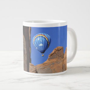 VS, Utah, Monument Valley. Een regenboog hete-luch Grote Koffiekop
