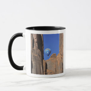 VS, Utah, Monument Valley. Een regenboog hete luch Mok