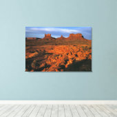VS, Utah, Monument Valley. Licht bij zonsondergang Canvas Afdruk (Insitu (Houten vloer))
