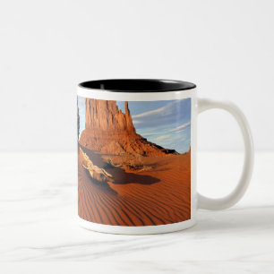 VS, Utah, Monument Valley. Wind creëert Tweekleurige Koffiemok