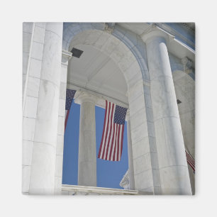 VS, VA, Arlington. Amerikaanse vlaggen hangen aan Magneet