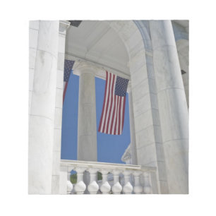 VS, VA, Arlington. Amerikaanse vlaggen hangen aan Notitieblok