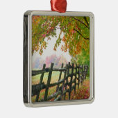 VS, Vermont. Omheining onder herfst bladeren. Metalen Ornament (Rechts)