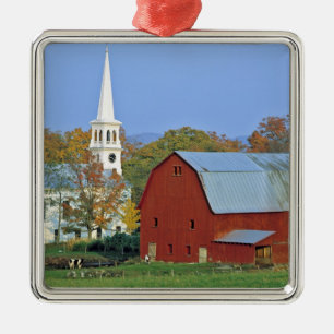 VS, Vermont, Peacham. Een rode schuur en witte Metalen Ornament