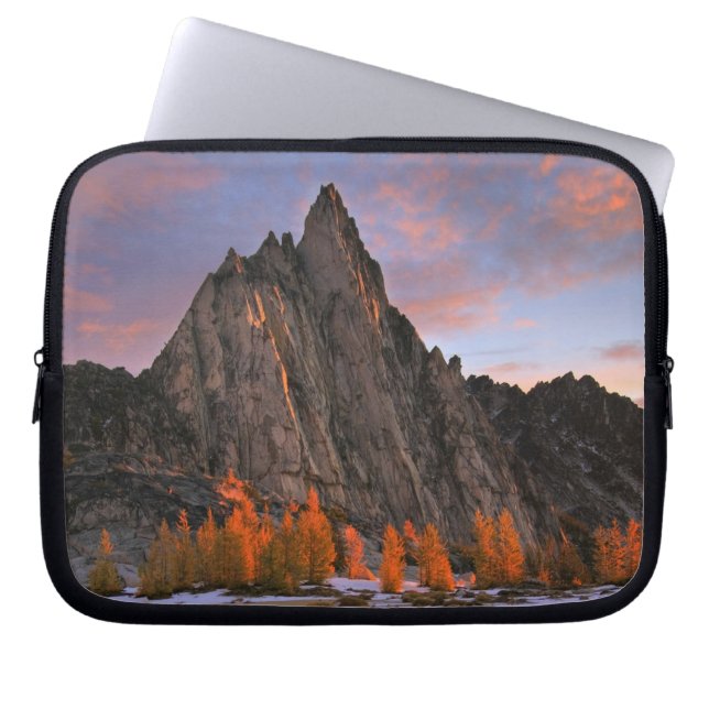 VS, Washington, Cascade Mountains.  Prusik Peak Laptop Sleeve (Voorkant)
