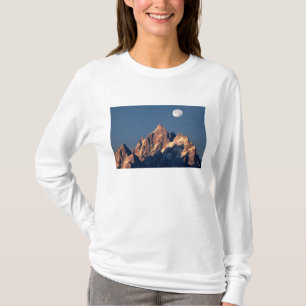 VS, Wyoming, Grand Teton NP. Een volle maan gaat o T-shirt