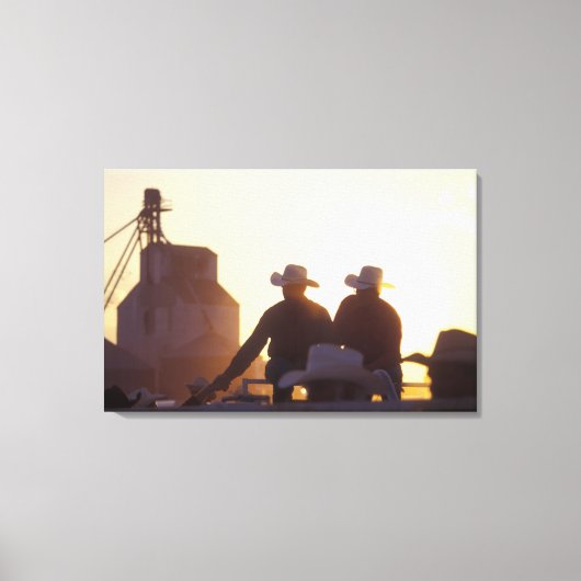 VS, Wyoming, Pine Bluffs. Twee mannen schudden Canvas Afdruk (Voorkant)