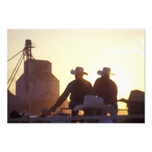 VS, Wyoming, Pine Bluffs. Twee mannen schudden Foto Afdruk (Voorkant)