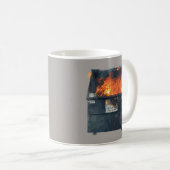 Vuilcontainerbrand - grappige warboel koffiemok (Voorkant rechts)