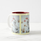 Vuildieren die met muizen bessen op sneeuwscène tweekleurige koffiemok (Voorkant links)