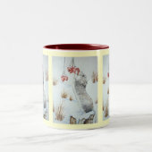 Vuildieren die met muizen bessen op sneeuwscène tweekleurige koffiemok (Center)