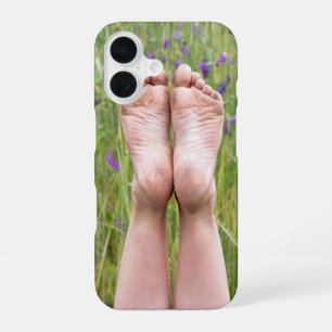 vuile blote voeten in wilde bloemen iPhone 16 hoesje