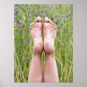 vuile blote voeten in wilde bloemen poster