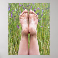 vuile blote voeten in wilde bloemen