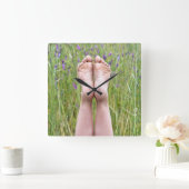 Vuile hondenvoeten in wilde bloemen vierkante klok (Huis)