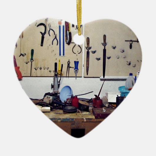 Vuile werkbank keramisch ornament (Voorkant)