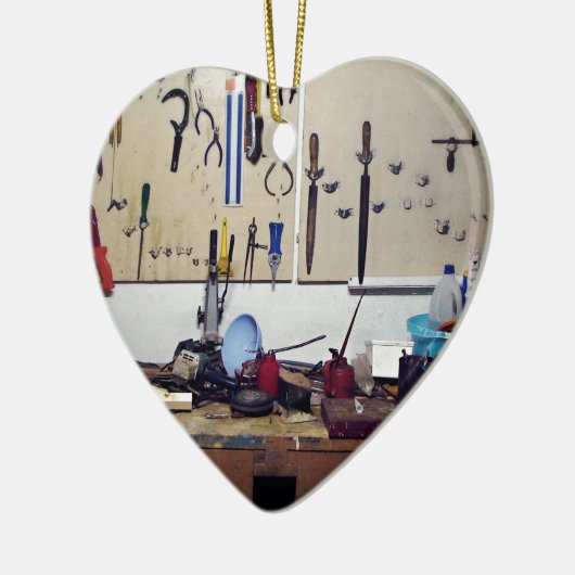 Vuile werkbank keramisch ornament (Links)