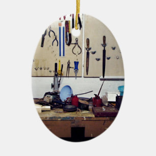 Vuile werkbank keramisch ornament