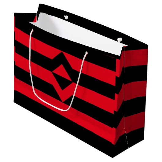 Vuist Pride Vlag Groot Cadeauzakje (Voorkant Gekanteld)