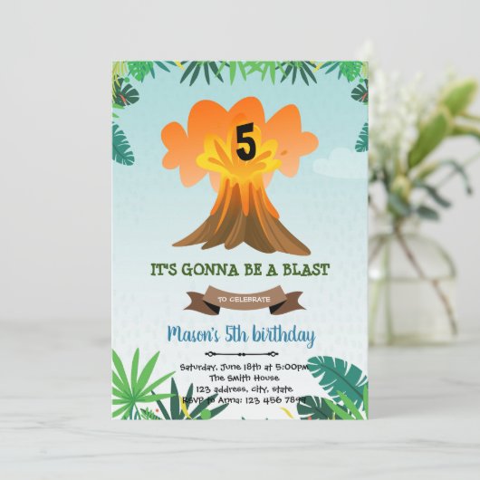 Vulkaan verjaardag thema uitnodiging (Staand voorkant)