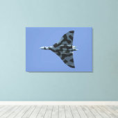 Vulkaanbommenwerper in vlucht canvas afdruk (Insitu (Houten vloer))