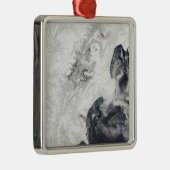 Vulkaanuitbarstingen in het centrum van het schier metalen ornament (Rechts)