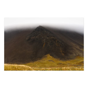 Vulkanische berg en lage wolken foto vergroting afdruk