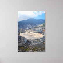 Vulkanische berg zwavelkrater landschapsfoto