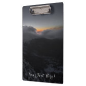 Vulkanische zonsondergang boven majestueuze bergto klembord (Links)