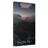 Vulkanische zonsondergang boven majestueuze bergto klembord (Rechts)