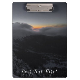 Vulkanische zonsondergang boven majestueuze bergto klembord