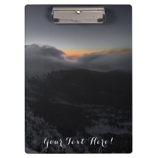 Vulkanische zonsondergang boven majestueuze bergto klembord (Voorkant)